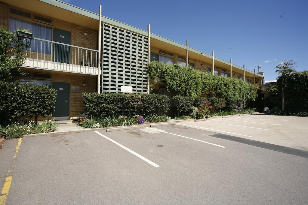 Mid City Motor Inn Queanbeyan Bagian luar foto