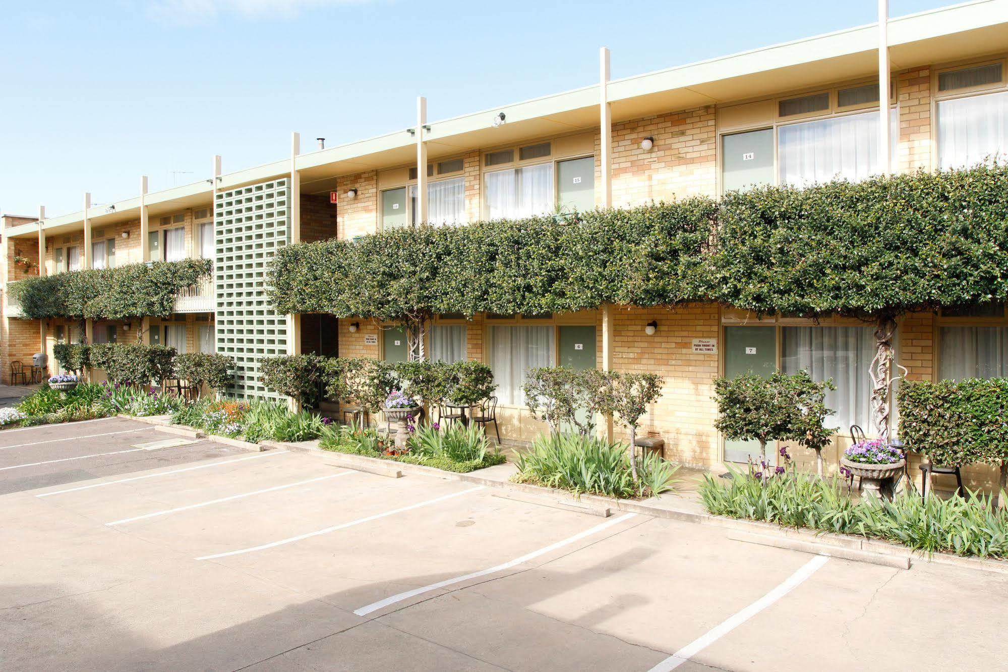 Mid City Motor Inn Queanbeyan Bagian luar foto